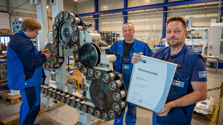 Justin Bitterlich, lernt den Beruf des Industriemechanikers. Die Ausbilder Martin Gruner und Michael Dumke freuen sich über die Auszeichnung, als vorbildlicher Lehrbetrieb.