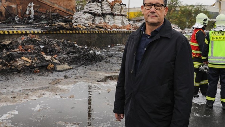 Die Lagerhalle vom Landmaxx in Coswig ist niedergebrannt, hier mit Landmaxx-Geschäftsführer Stephan Namokel.