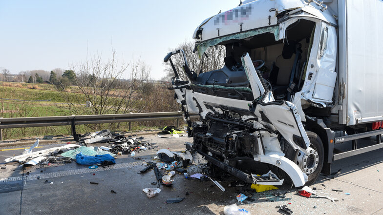 Schwerer Unfall auf der A9: Laster kollidiert mit Laster
