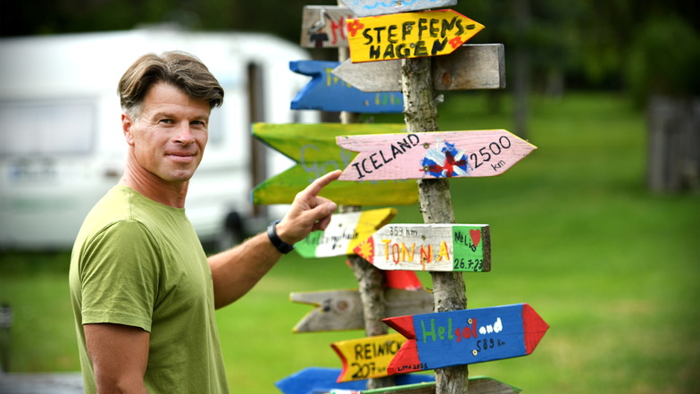 Wo kommen die Besucher her? Die von Kindern gemalten Schilder geben einen kleinen Überblick. Sogar aus Island waren bereits Camper da.