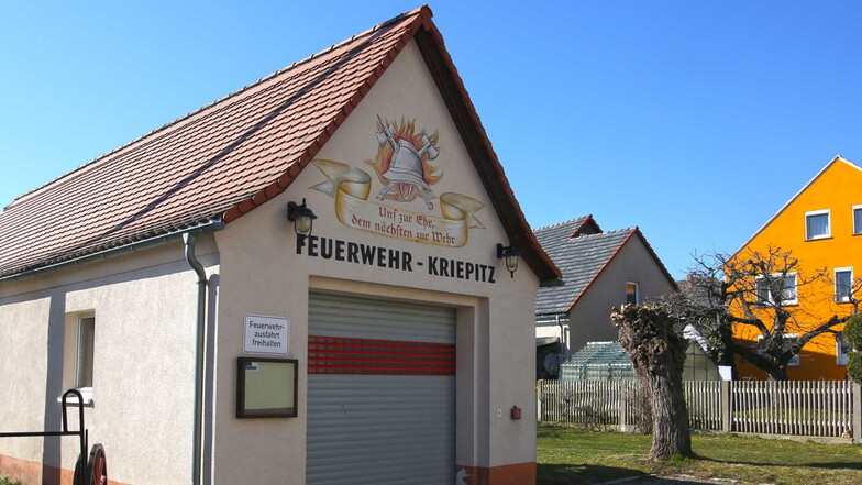 Das Feuerwehrhaus in Kriepitz. Da es in dem Ort jetzt keine Feuerwehr mehr gibt, hat die Stadt Elstra das Gebäude an eine Interessengemeinschaft übergeben.