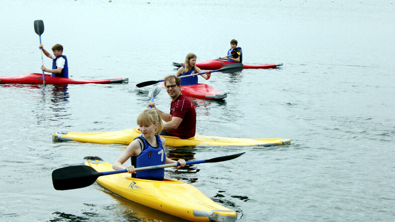Gemeinsam mit Sportlehrer Simon Schurig probierten sich am Montag Siebtklässlerinnen und Siebtklässler auf dem Dreiweiberner See aus.