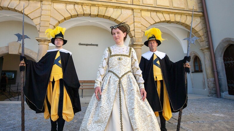 Maria Pretzschner ,Mitarbeiterin der Festung, wird zum Renaissancefest zur Dame des Hofstaates, bewacht von Silko Matthieß (l.) und Hartmut Schumacher als Leibgardisten des Kurfürsten.