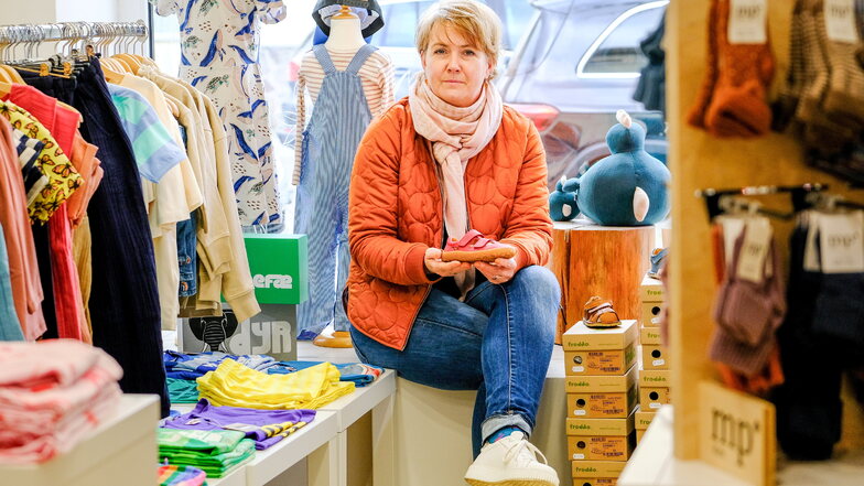 Simone Engelhardt hat sich mit ihrem Laden Tante Ika in dem ehemaligen Süßwarenshop auf der Radebeuler Hauptstraße eingerichtet.