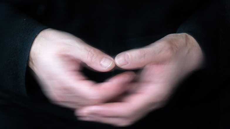 Zitternde Hände sind das bekannteste Symptom von Parkinson.