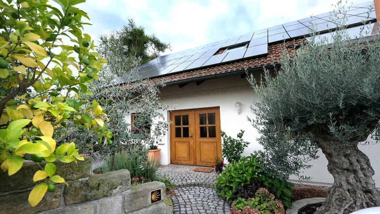 Das Haus der Familie Micksch am Meißner Plossen: Die über 20 Jahre alten Solarmodule produzieren immer noch zuverlässig und ausreichend Strom.