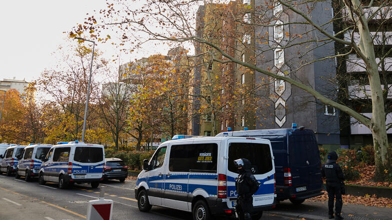 Schwerpunkt der Razzien: Der Stadtteil Neukölln. Hier kam es bis zum Mittag zu weitreichenden Verkehrssperrungen, aber auch in Kreuzberg und Charlottenburg. Mehrere Polizeihubschrauber kreisten über der Stadt.