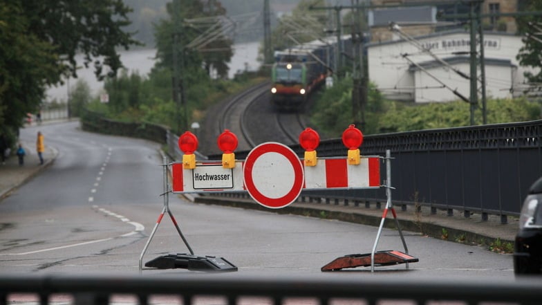 Nichts geht mehr: Über die Brückenstraße ist die Pirnaer Altstadt derzeit nicht zu erreichen.