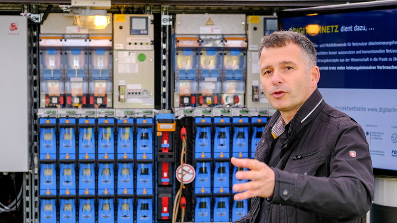 André Wehner, der Verantwortliche für Betriebsmittel von SachsenNetze, stellt die intelligente Ortsnetzstation am Montag in Weinböhla vor. Der 400-Kilovoltampere-Trafo versteckt sich dahinter. Er könne erweitert werden.