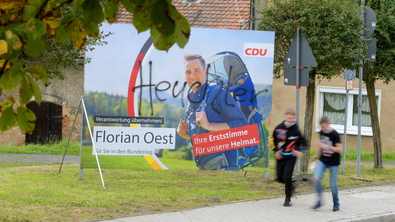 Das beschmierte Wahlplakat von CDU-Bundestagskandidat Florian Oest in Seifhennersdorf.