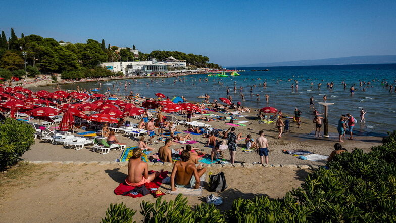 Badegäste im kroatischen Split: Die hohe Inflation scheint die Reiselust der Deutschen nach zwei Corona-Jahren nicht zu dämpfen - im Gegenteil.
