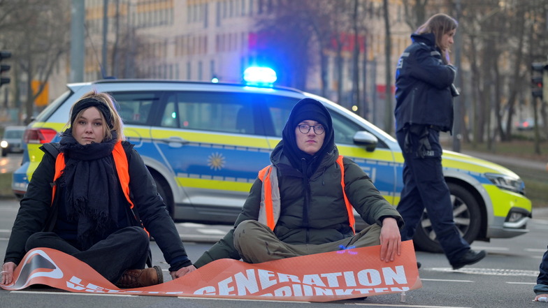 Am Mittwoch blockierten Mitglieder der "Letzten Generation" eine Straßenkreuzung in Dresden.
