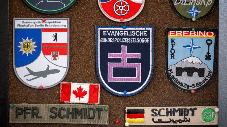 Verbandsabzeichen sind für den Seelsorger schöne Andenken an die Orte seines Dienstes. Die Namensbänder stammen noch aus seiner Militärzeit.