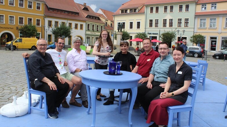 Die Altstadt-Manager und Gastronomen haben auf der "Blauen Terrasse" Platz genommen, während Gymnasiastin Elea kühle Getränke serviert.