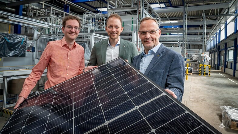 Das Ziel der Landwerke Mittelsachsen hat Landrat Dirk Neubauer (von rechts) während einer Pressekonferenz bei Meyer Burger in Freiberg im Beisein von Vertriebschef Sven Stoffers und Felix Rodenjohann von Ansvar 2030 erläutert.