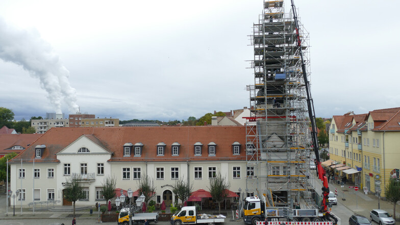Einrüstung des Spremberger Rathausturmes durch die Firma U.S: Gerüstbau. Hinten links sind die Kühltürme des Kraftwerks Schwarze Pumpe zu sehen.