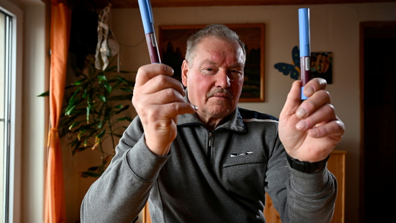 Peter Pancur aus dem Landkreis Bautzen zeigt seine letzten Ozempic-Spritzen. Der Diabetiker hat Angst um seine Gesundheit.