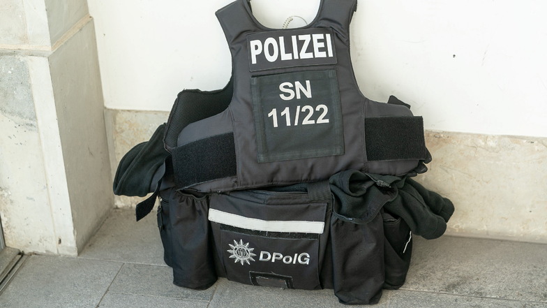 Auch mit Hilfe der sächsischen Bereitschaftspolizei läuft seit dem Morgen in der Region Leipzig eine Razzia gegen mutmaßliche Täter im Bereich der Kinderpornografie. (Symbolfoto)