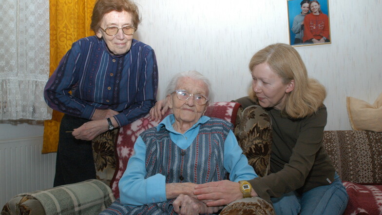 Marta Baldeweg (1898 bis 2005) war die erste Görlitzerin überhaupt, die 106 Jahre alt wurde. Das Foto zeigt sie mit 106 Jahren mit ihrer Tochter und Enkeltochter in ihrer Wohnung in Weinhübel.