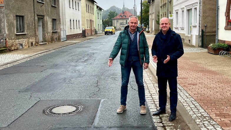 Der Döbelner Landtagsabgeordnete Henning Homann und Dirk Schilling, Bürgermeister von Jahnatal, setzen sich seit Jahren für die Sanierung der Ortsdurchfahrt von Ostrau ein.