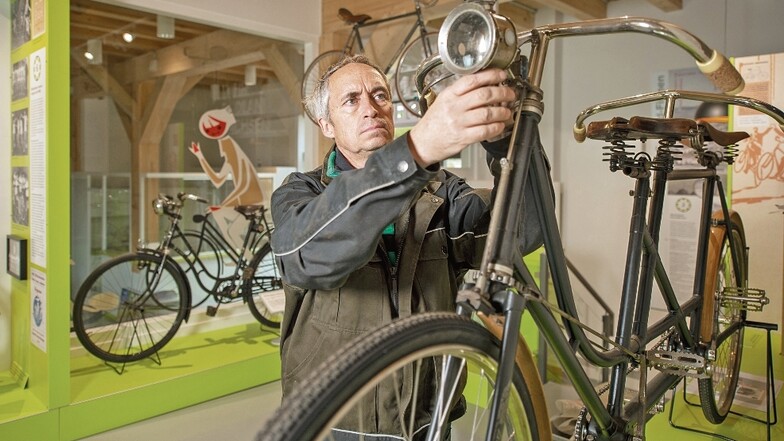 Steffen Stiller bei letzten Handgriffen in der neuen Fahrrad-Erlebniswelt Velocium in Weinböhla. Von ihm stammt die Idee für die besondere Ausstellung. Von der Gemeinde wurde er dafür unterstützt.