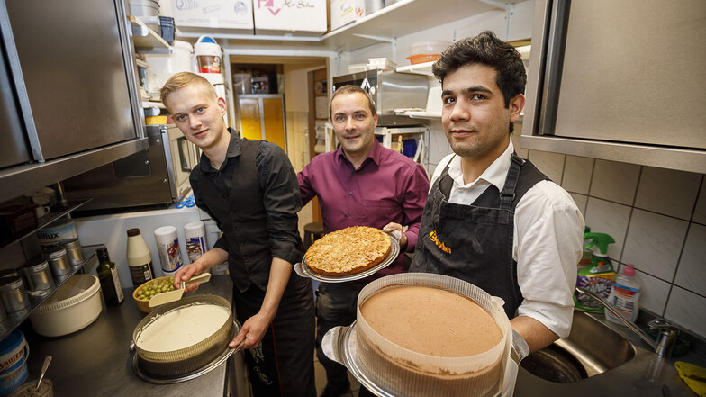 Im Café Flair auf der Brüderstraße kümmert sich ein reines Männerteam um Inhaber Enrico Walkstein (m.) um die Herstellung von Kuchen und Torten.