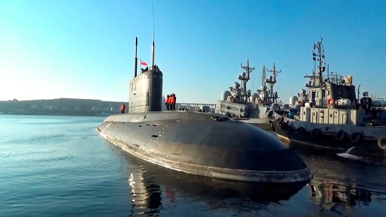 Ein U-Boot der russischen Marine liegt im Hafen von Wladiwostok.