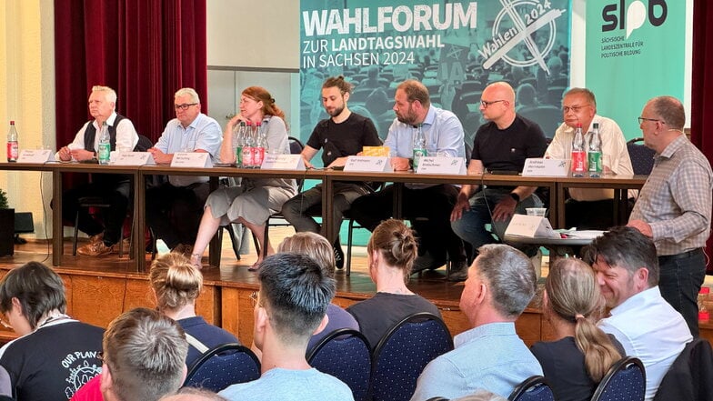 Die sieben Landtagskandidaten auf dem Podium beim Wahlforum in Zittau.