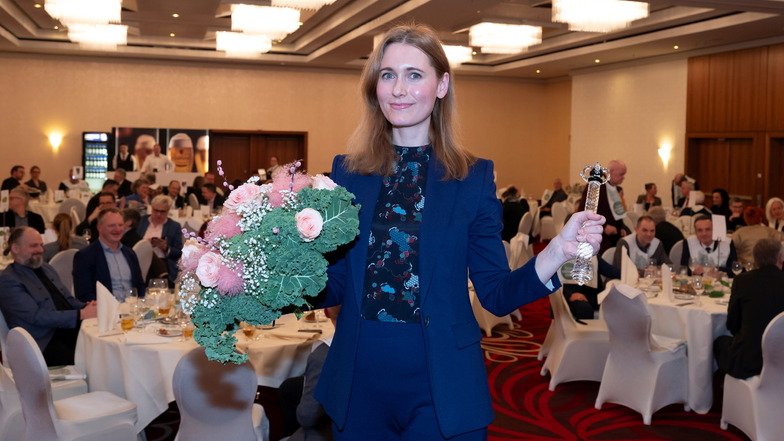 Nicht nur essen sollte man den Grünkohl, es lassen sich auch Blumensträuße daraus binden - für die neue Dresdner Grünkohlkönigin Carla Marschall.