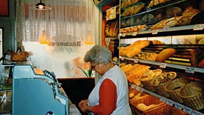 Dirk Wittigs Oma Erika Werner war immer die gute Seele der Bäckerei. Auf dem Bild steht sie in der ehemaligen Bäckerei auf der Reichenbacher Straße hinter der Theke.