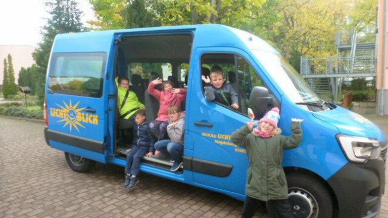 Wieder mobil: Die Schüler der Lichtblick-Schule freuen sich über einen neuen Bus.