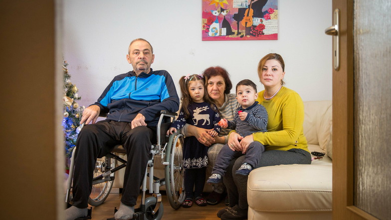 Am Leben, aber noch immer in Not: Vater Zelimkhan Tchankoshvili (l.) und seine Frau Nanuli (M.) sind zurück in Georgien. Seine Tochter Irma (r.) erreichen nun die Rechnungen aus den Kliniken.