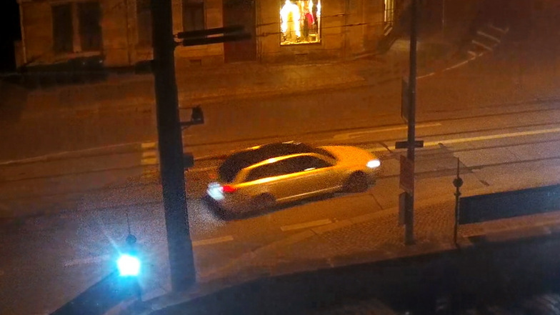Das Foto zeigt das Fluchtfahrzeug auf der Leipziger Straße am Ballhaus Watzke. Den Aufnahmezeitpunkt nennt die Polizei nicht - jedoch ist es wahrscheinlich, dass der Wagen gerade von der Kötzschenbroder Straße kommt und auf dem Weg zur Tat ist.