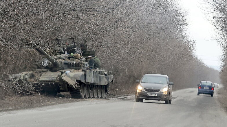 Von der russischen Front im Osten des Landes bis zur ukrainischen Hauptstadt in Kiew sind es fast 700 Kilometer Luftlinie Entfernung. Die meisten Panzer kommen mit einem Tank aber nicht soweit.