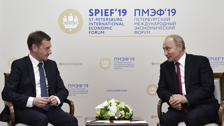 Sachsens Ministerpräsident Michael Kretschmer und der russische Präsident Wladimir Putin 2019 in St. Petersburg.