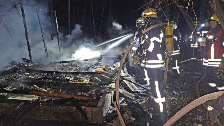 Die Feuerwehr bei Werdau musste in der Nacht zu Samstag gleich bei zwei Bränden löschen.