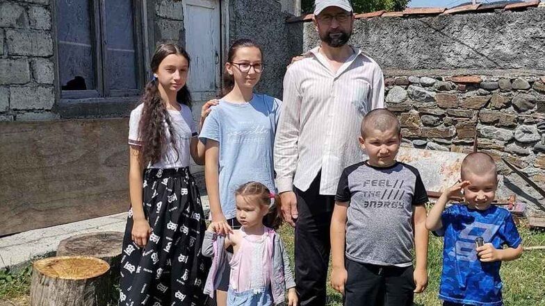 Im georgischen Dorf der Großeltern gibt es kaum freien Wohnraum. Die siebenköpfige Familie Pareulidze-Gardasvili ist notgedrungen bei den Großeltern unterkommen - auf engstem Raum.