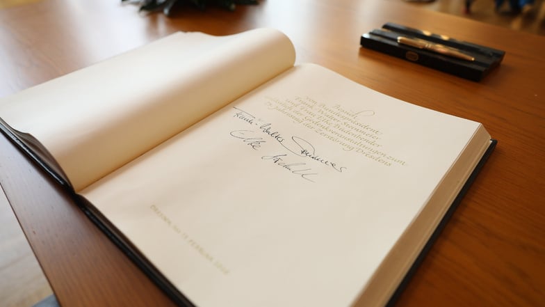 Das Goldene Buch der Stadt Dresden mit der Unterschrift Frank-Walter Steinmeiers. 