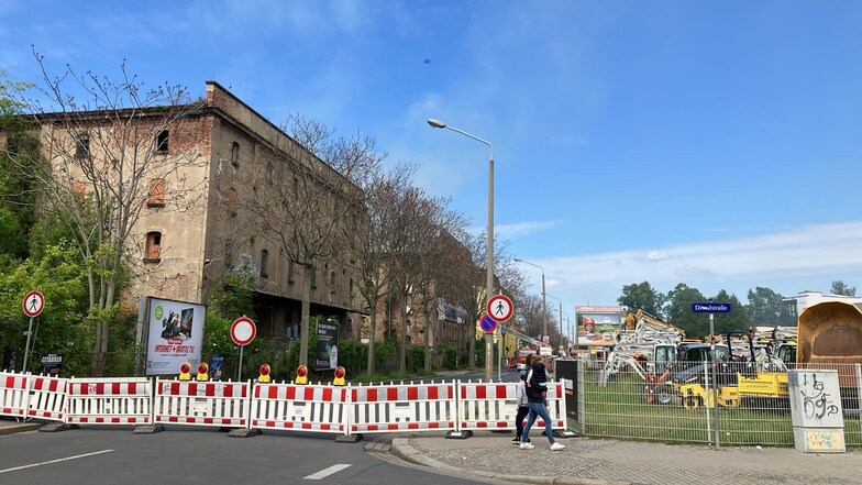 Betreten verboten: Seit es in einer Industriebrache in Dresden-Leuben brennt, ist das Gebiet abgesperrt.