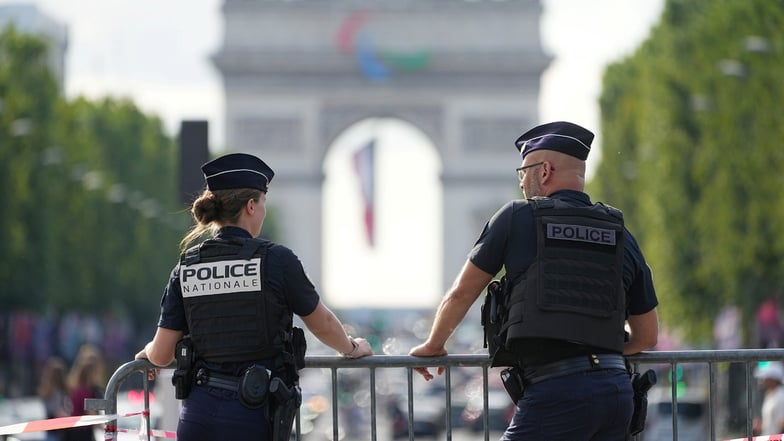 Die Sicherheitsvorkehrungen für die Olympischen Spiele sind umfassend. In Frankreich gilt bereits seit März die höchste Terrorwarnstufe. Auf dem Bild zu sehen: zwei Polizisten vor dem Arc de Triomphe in Paris.