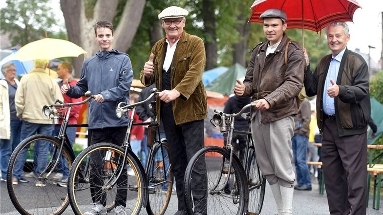 Mit alten Drahteseln unterwegs Mit Fahrrädern aus den 1920er Jahren waren Max Hielscher, Reinhard Fiebiger und Max Pilz (von links) vom Technikmuseum Großschönau unterwegs. Hier hat sich spontan noch ein Schirmträger mit ins Bild geschmuggelt.