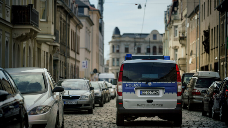 Polizisten sind in der Dresdner Neustadt auf Streifenfahrt.