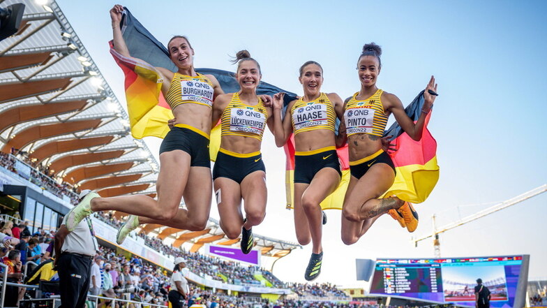 Die deutsche Sprinterinnen Alexandra Burghardt, Rebekka Haase, Gina Lückenkemper und Tatjana Pinto jubeln über WM-Bronze.