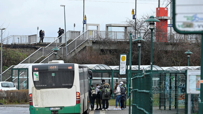 Am Nünchritzer Busbahnhof hat sich ein Vorfall ereignet, bei dem Vater, Mutter und Tochter gleichermaßen ihre Wut rausließen.