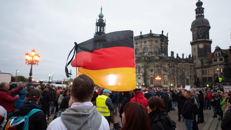 An der "Querdenken"-Demo im Oktober in Dresden nahmen viele ohne Maske teil.