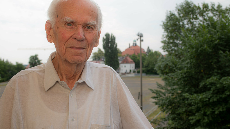 Große Freude bei Werner Geißler: Die Schüler des ersten Jahrgangs, den er als Lehrer in Kamenz zum Abitur führte, luden den 100-Jährigen jetzt zur Klassenfahrt ein.