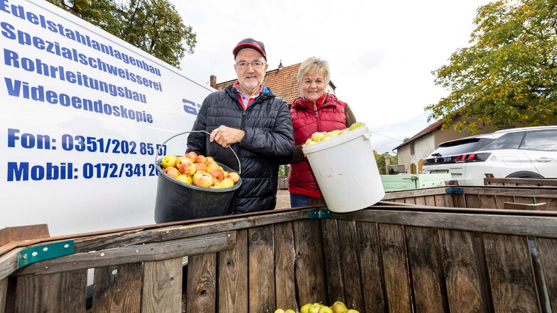 Siegmar und Silvia Reichel bringen ihre Äpfel in Eimern und Säcken zu Sonntagssaft in Bannewitz. Einen Tag später holen sie die Saftboxen ab.