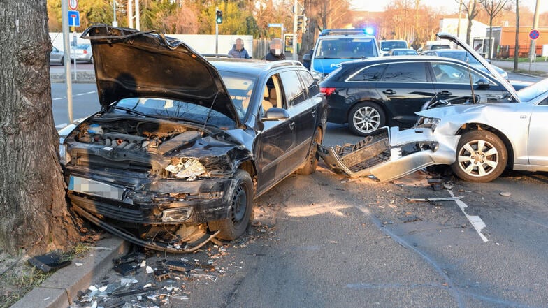Skoda-Fahrer kollidiert nach Unfall auf B6 in Leipzig mit Baum