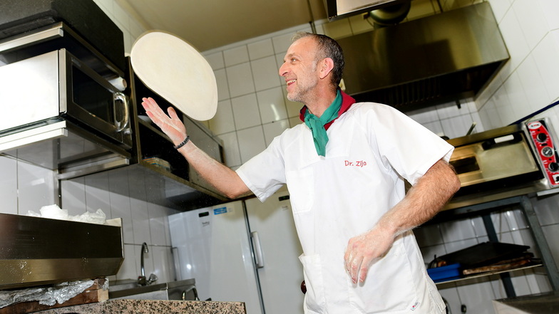Zijah Osmani ist Koch aus Leidenschaft. Pizza gehört zu seinen Spezialitäten, den Teig macht er selber.