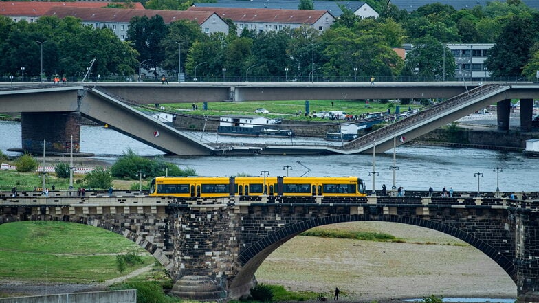 Die Stadt Dresden geht davon aus, dass die  Carolabrücke (hinten) komplett neu errichtet werden muss. Wird nun die Augustusbrücke für den Autoverkehr geöffnet?